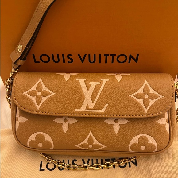 100% AUTHENTIC LV WALLET ON CHAIN - Picture 5 of 11